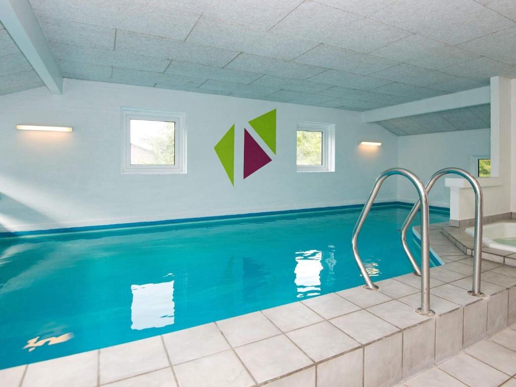 una piscina en una casa en 12 person holiday home in Bl vand, en Ho