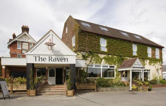 um edifício com um sinal que lê o guarda florestal em Raven Hotel by Greene King Inns em Hook