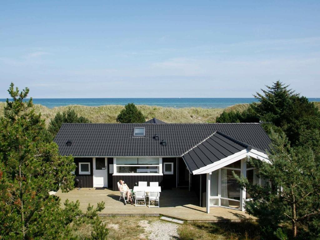 uma casa com vista para o oceano em Three-Bedroom Holiday home in Jerup 8 em Jerup