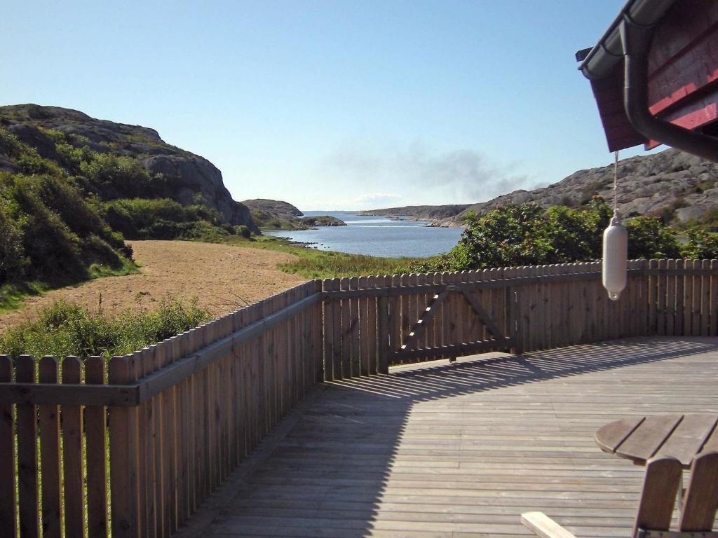 eine hölzerne Promenade mit Blick auf einen Wasserkörper in der Unterkunft 9 person holiday home in H LLEVIKSSTRAND in Hälleviksstrand