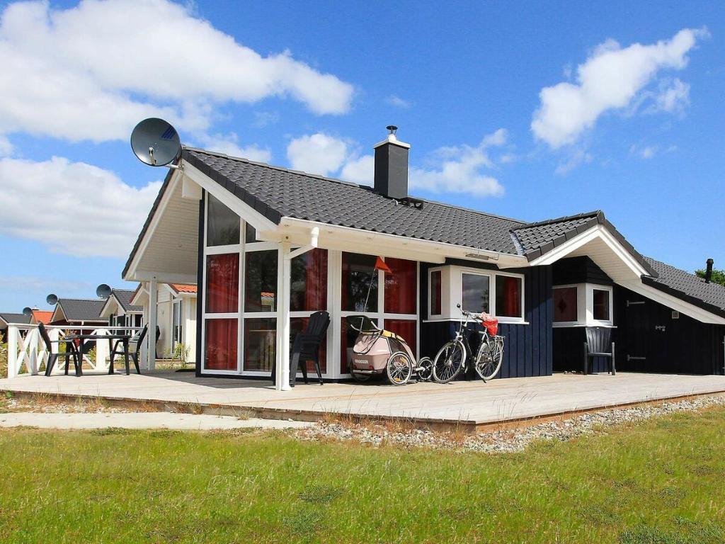 グレーミッツにあるThree-Bedroom Holiday home in Grömitz 13の自転車2台が外に停まった家