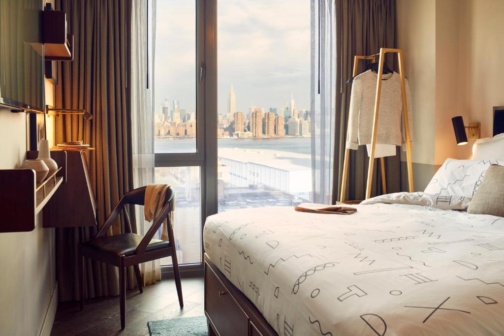 una camera d'albergo con letto e finestra di The Hoxton, Williamsburg a Brooklyn