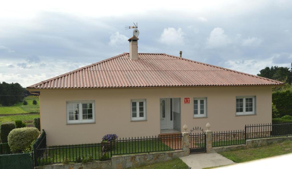 una piccola casa bianca con tetto di metallo di Casa Playa de Rostro a Finisterre
