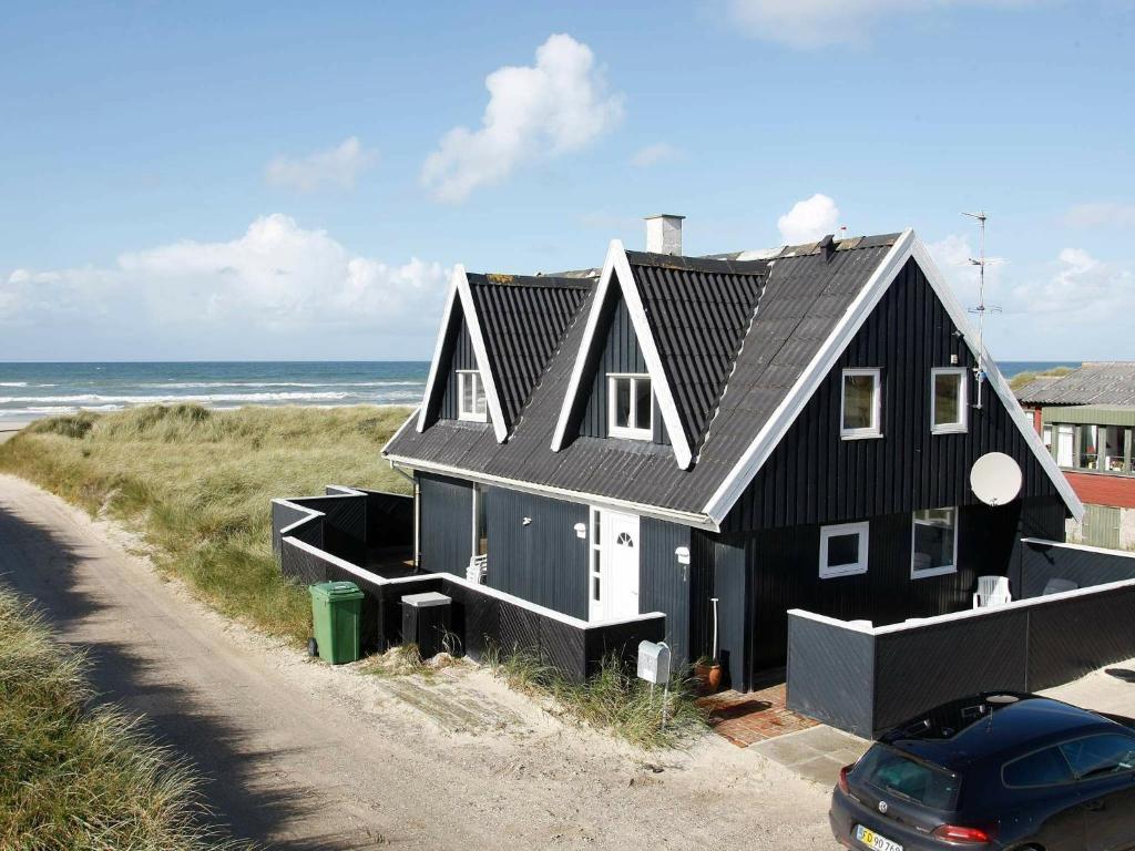 ブロックフスにある6 person holiday home in Blokhusの浜辺黒家
