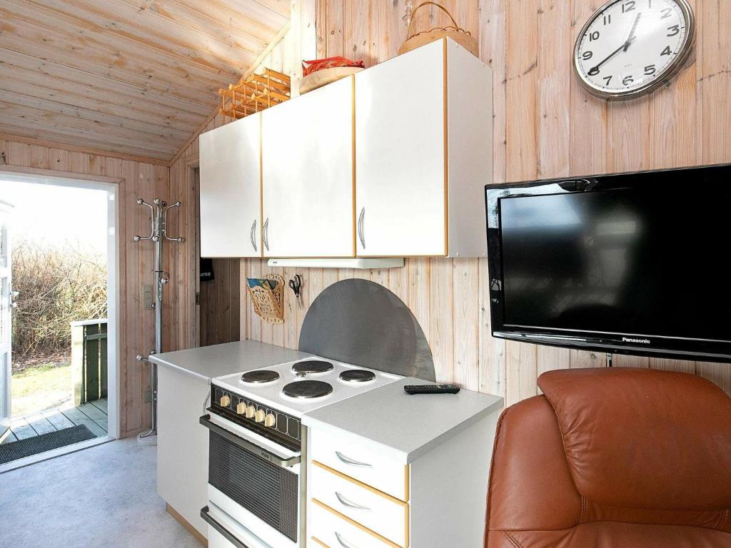Kuchyň nebo kuchyňský kout v ubytování 4 person holiday home in Vinderup-By Traum