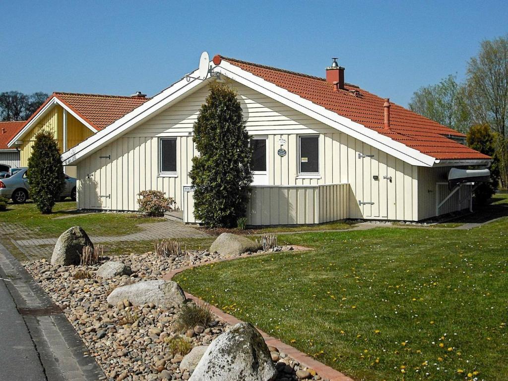ein weißes Haus mit rotem Dach in der Unterkunft 6 person holiday home in Otterndorf in Otterndorf