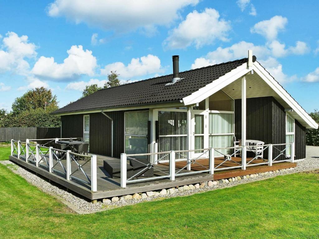 Casa grande con terraza grande con porche en Holiday Home Kystvejen en Haslevgårde