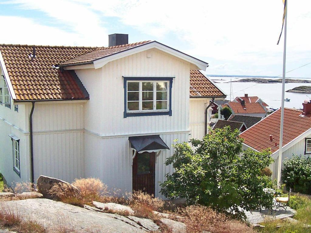クングスハムンにあるHoliday home in Kungshamn 4の窓と扉のある白い家