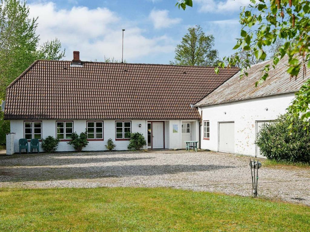 een wit huis met een rood dak bij Holiday Home Møllebækvej in Nordborg