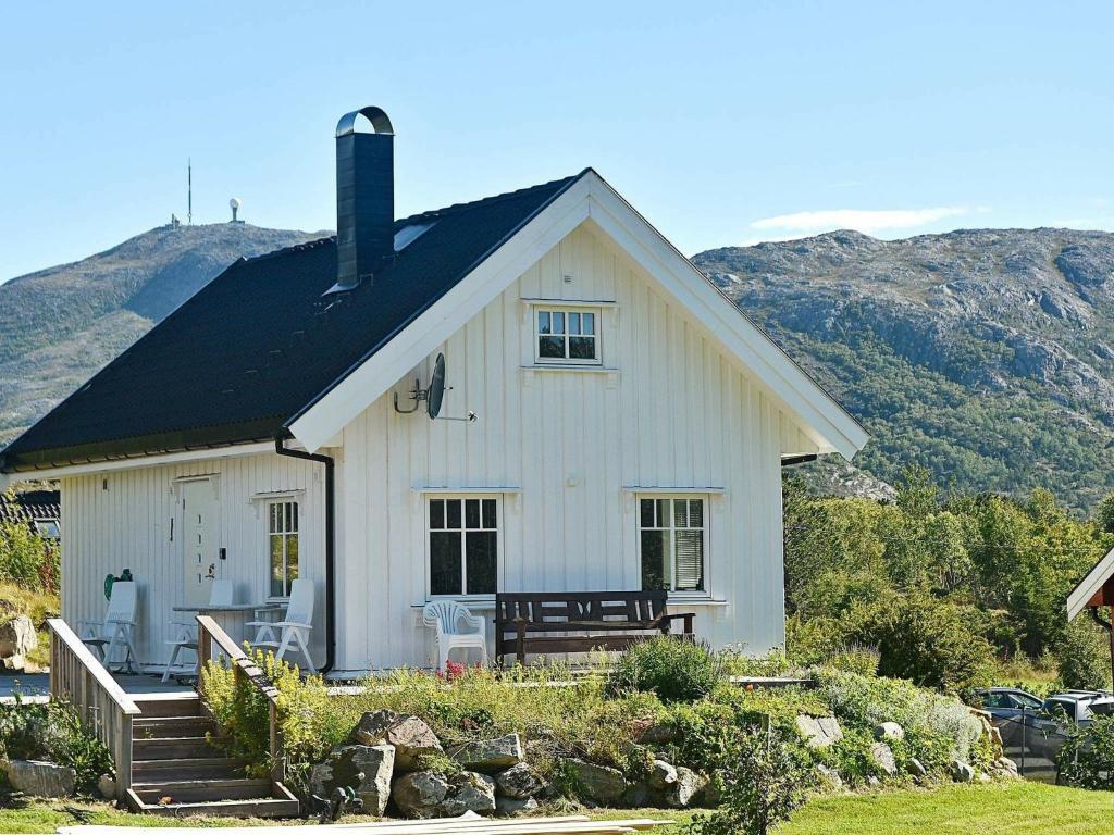 OksvollにあるHoliday Home Grendaveienの山を背景にした白い家