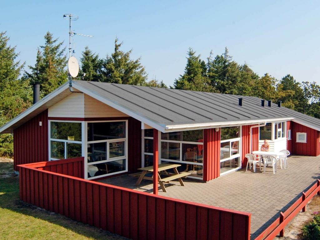 ヘンネ・ストランドにある7 person holiday home in Henneの屋根付赤い家