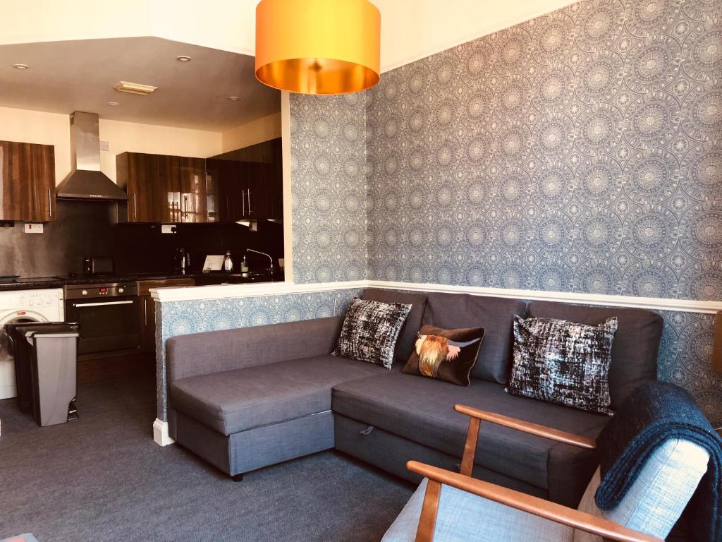 sala de estar con sofá y cocina en Edinburgh Old Town Apartment en Edimburgo