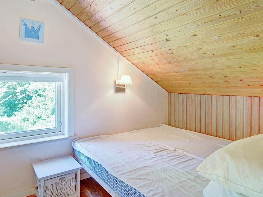Postel nebo postele na pokoji v ubytování 6 person holiday home in Aakirkeby-By Traum