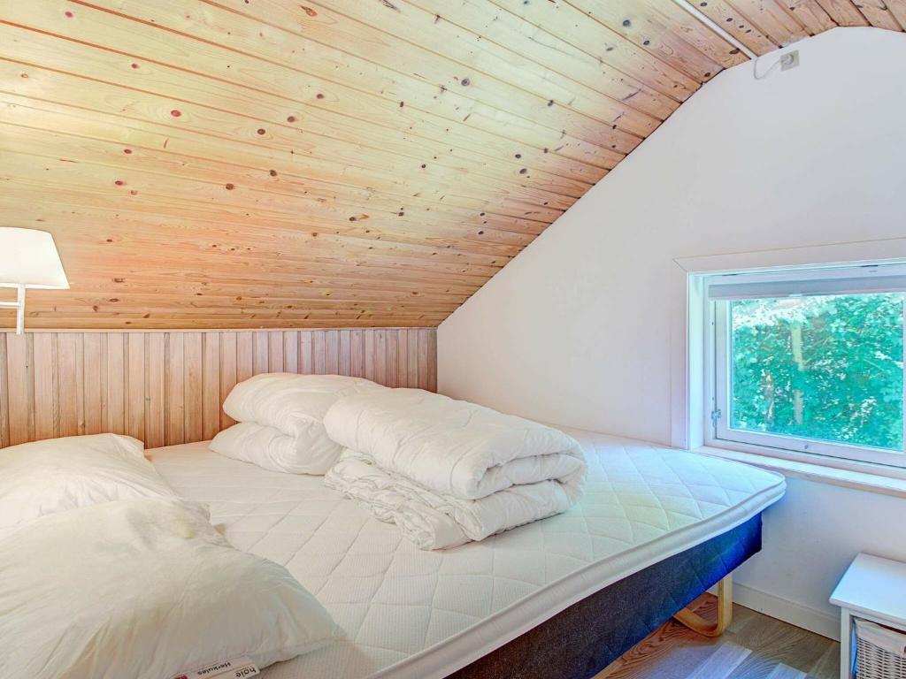 Postel nebo postele na pokoji v ubytování 6 person holiday home in Aakirkeby-By Traum