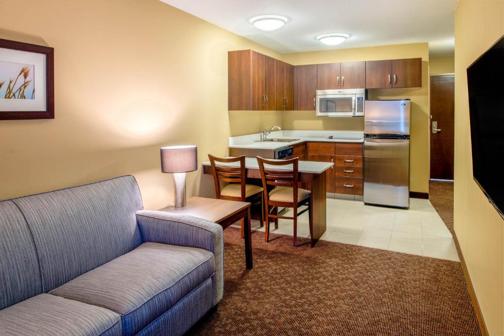 Kuchyň nebo kuchyňský kout v ubytování Microtel Inn & Suites by Wyndham Red Deer