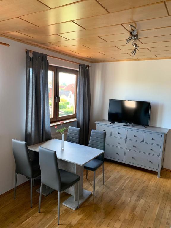 TV a/nebo společenská místnost v ubytování Ferienwohnung Wiek
