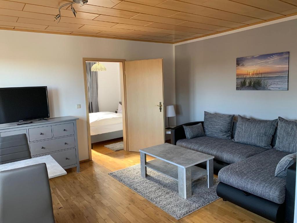 TV a/nebo společenská místnost v ubytování Ferienwohnung Wiek
