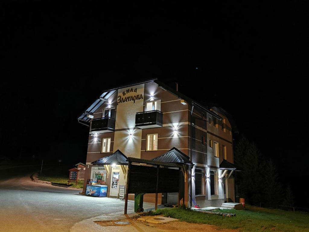 Budova, kde se aparthotel nachází
