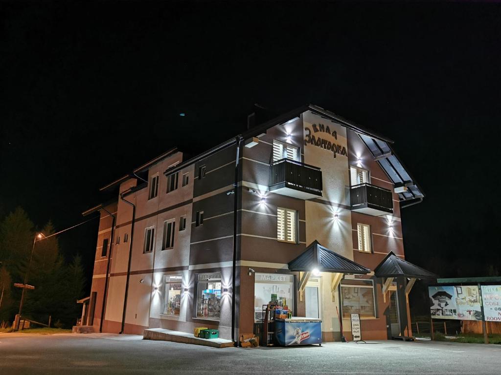 Budova, kde se aparthotel nachází