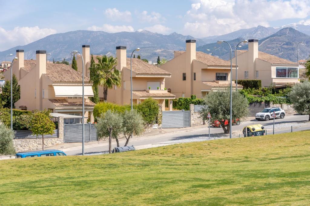 a row of houses with mountains in the background at Tranquilidad y descanso a un solo click in Otura