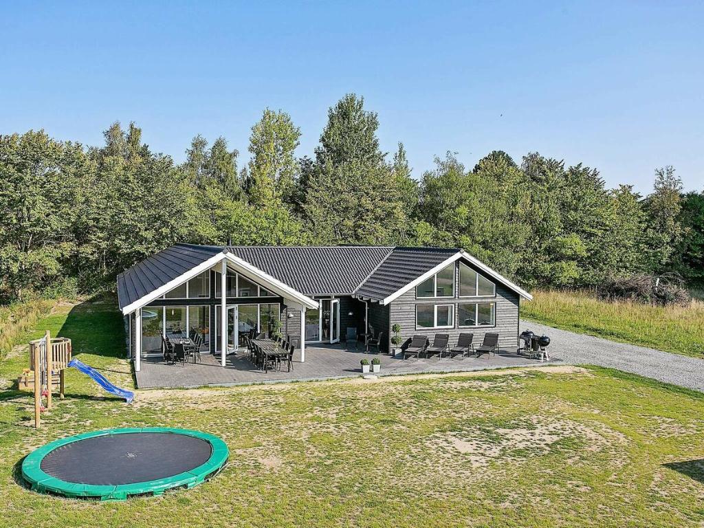 Vejbyにある18 person holiday home in Vejbyの芝生の遊び場付き小屋