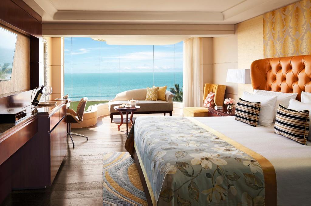 コロンボにあるタージ サムドラのベッド付きのホテルルームで、海の景色を望めます。