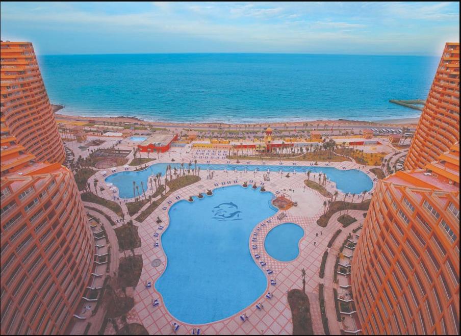 una vista aérea de un complejo cerca del océano en Porto Sokhna chalets, en Ain Sokhna