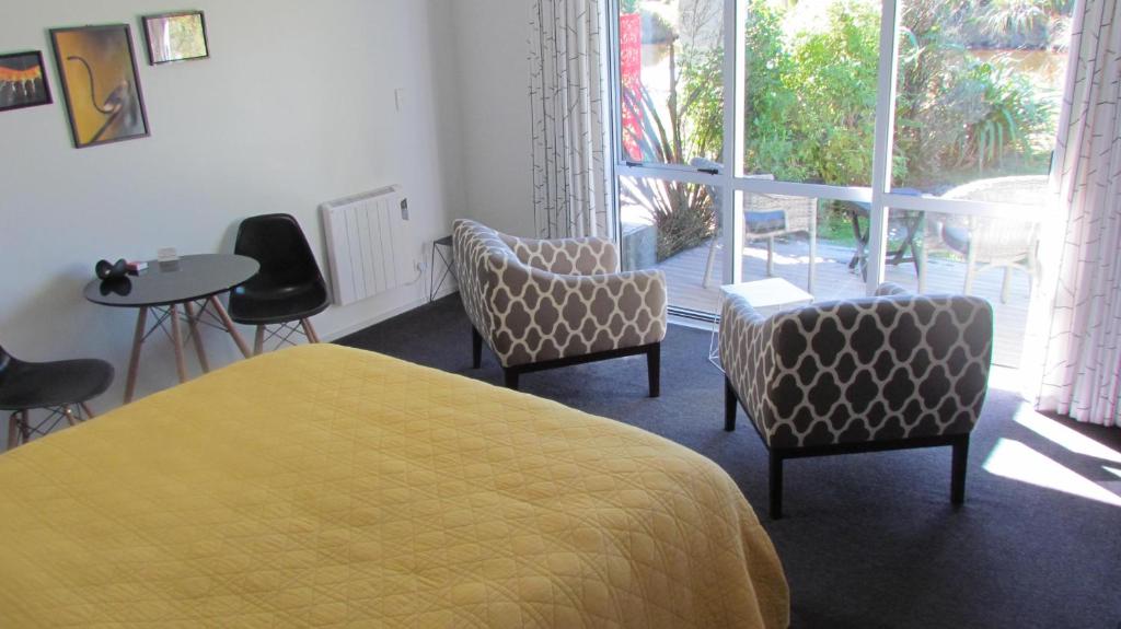A seating area at Tongariro Suites