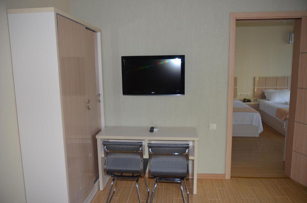 TV a/nebo společenská místnost v ubytování Legacy Hotel