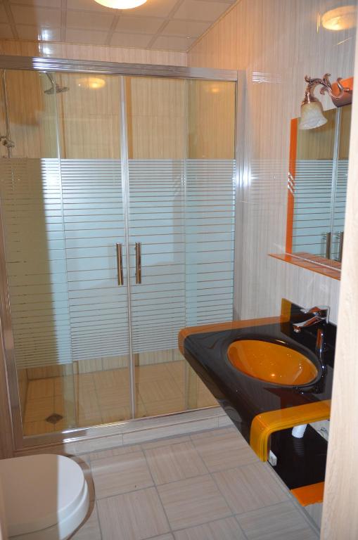 Koupelna v ubytování Legacy Hotel