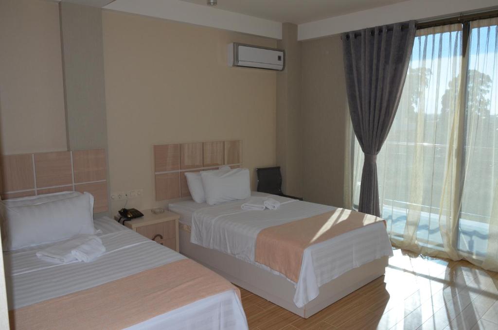 Postel nebo postele na pokoji v ubytování Legacy Hotel