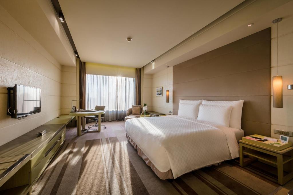 Postel nebo postele na pokoji v ubytování Hotel Nikko Saigon