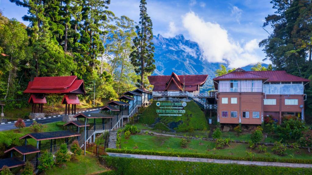 um modelo de resort com uma montanha ao fundo em Sutera Sanctuary Lodges At Kinabalu Park em Kampong Kundassan