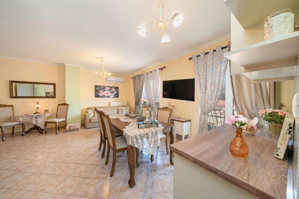 TV a/nebo společenská místnost v ubytování AIGLI ELEGANT SEA VIEW APARTMENT IN ARGOSTOLI