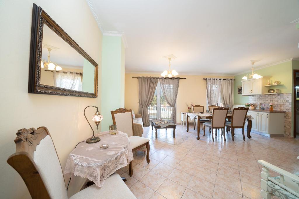 Kuchyň nebo kuchyňský kout v ubytování AIGLI ELEGANT SEA VIEW APARTMENT IN ARGOSTOLI