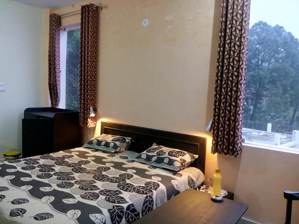 Postel nebo postele na pokoji v ubytování Hotel Avlokan - Near Kainchi Dham Mandir