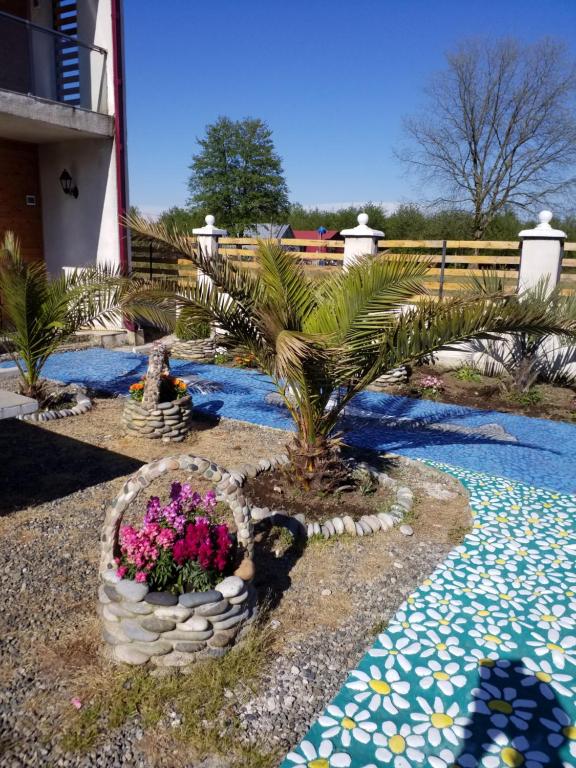 ogród z palmą i kwiatami w obiekcie Magnito w mieście Shekhvetili