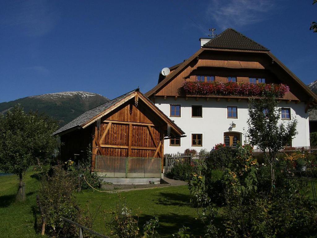 マリアプファルにあるBrandstättergutの茶色の屋根の大白い家