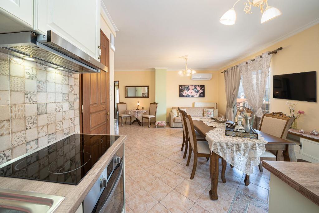 Kuchyň nebo kuchyňský kout v ubytování AIGLI ELEGANT SEA VIEW APARTMENT IN ARGOSTOLI
