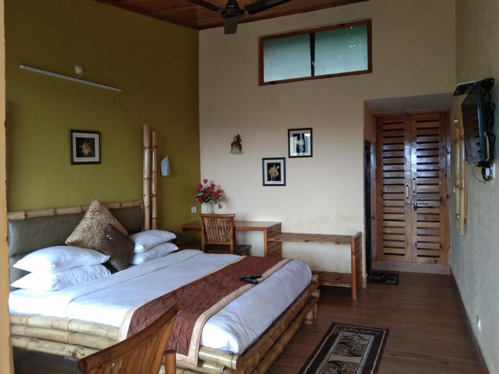 - une chambre avec 2 lits dans l'établissement Vamoose Heritage Resort, à Kausani