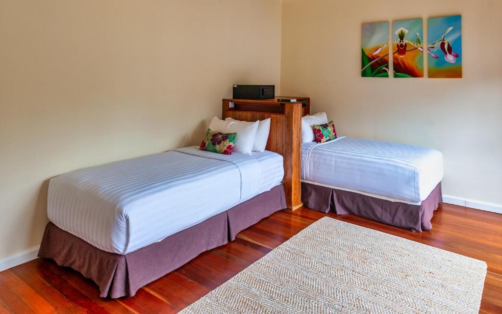 Letto o letti in una camera di Sutera Sanctuary Lodges At Kinabalu Park