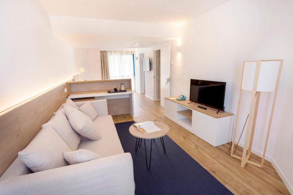 TV a/nebo společenská místnost v ubytování Parque Nereida Suites Hotel