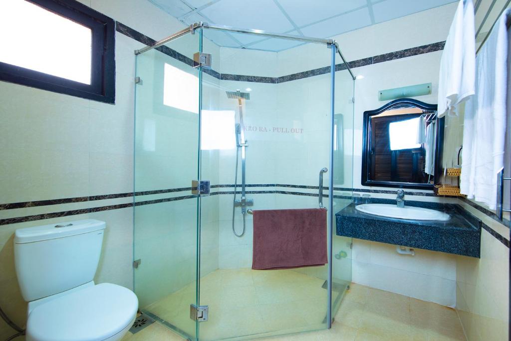 A bathroom at Hon Rom Central Beach Resort