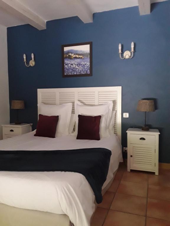 Een bed of bedden in een kamer bij Mas de l'ile