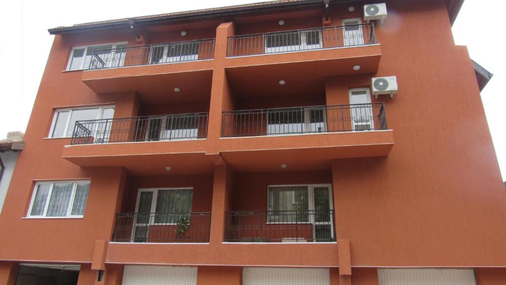 un edificio arancione con balconi di Apartment Crystal a Balchik