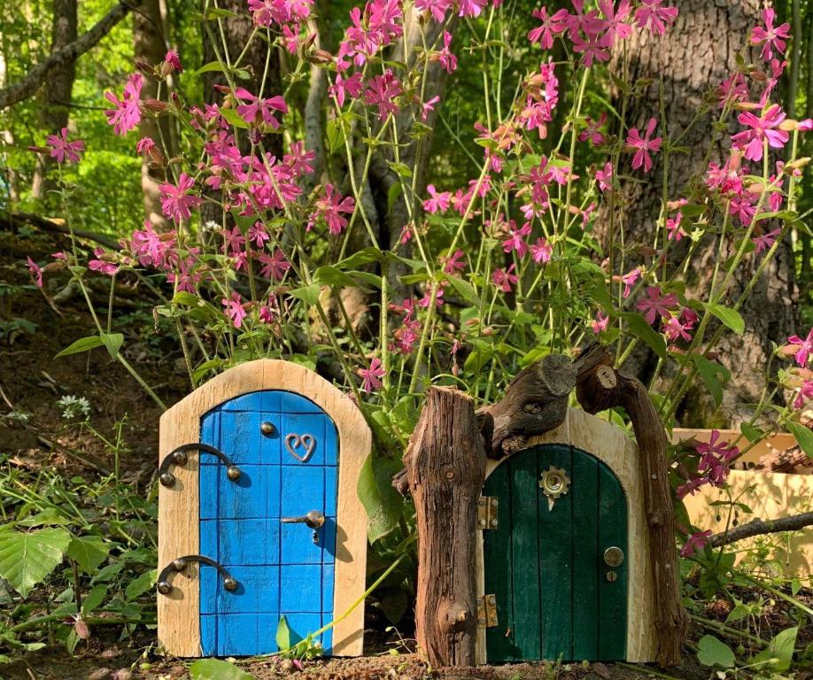 um par de portas em frente a algumas flores em Holiday Home Luka 10 em Kalnik