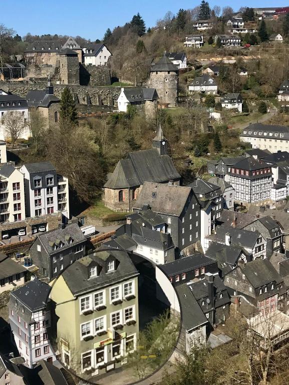 Nespecifikovaný výhled na destinaci Monschau nebo výhled na město při pohledu z hotelu