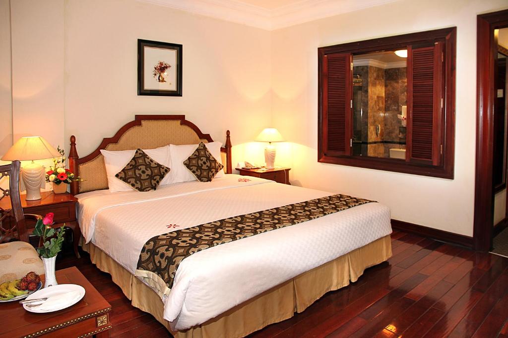 Postel nebo postele na pokoji v ubytování Saigon Morin Hotel