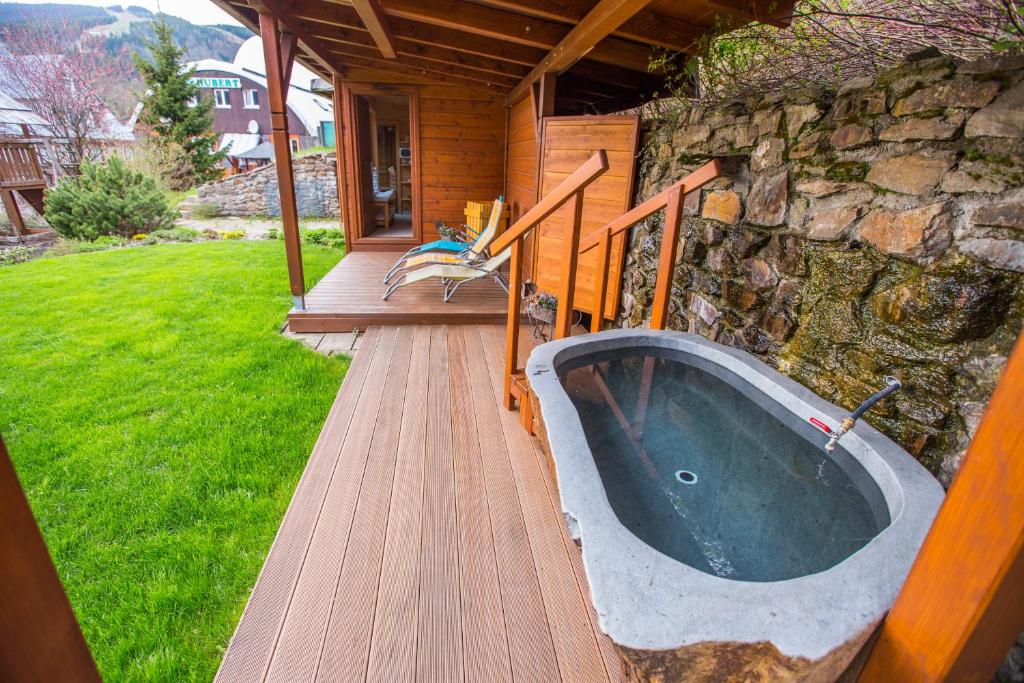 Zahrada ubytování Happy House Apartments & Sauna
