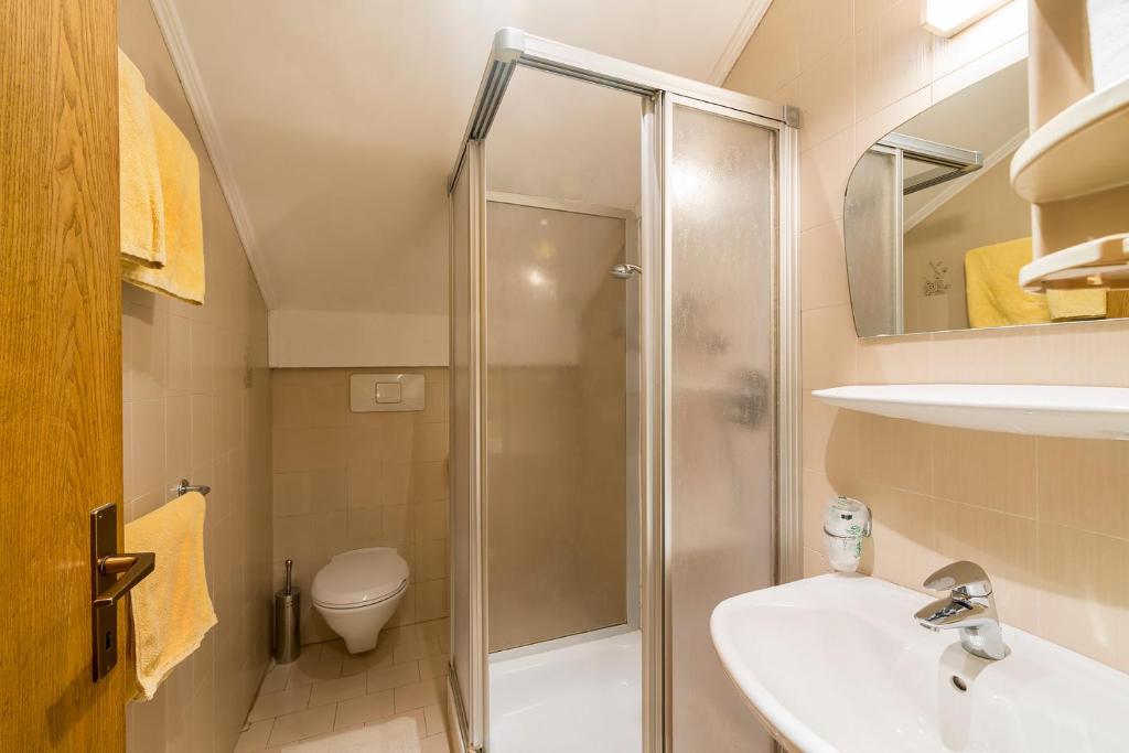 A bathroom at Hotel Klammer